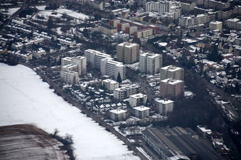 Winterlich schneebedeckte Ortsansicht der Straßen und Häuser der Wohngebiete in Ettlingen im Bundesland Baden-Württemberg, Deutschland