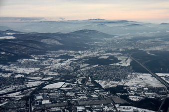 Ortsansicht am Schwarzwaldrand im Winter bei Schnee im Ortsteil Bruchhausen in Ettlingen im Bundesland Baden-Württemberg, Deutschland