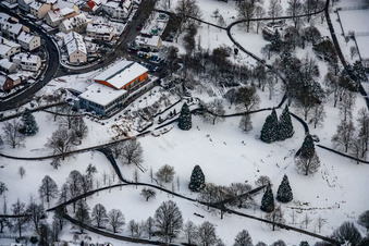 Winterlich schneebedeckte Parkanlage Kurpark mit Herzog Kaffee in Reichenbach in Waldbronn im Bundesland Baden-Württemberg, Deutschland