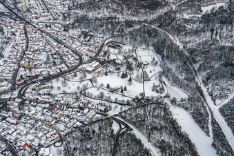 Kurpark im Winter im Ortsteil Reichenbach in Waldbronn im Bundesland Baden-Württemberg, Deutschland