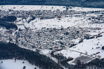 Im Schnee im Ortsteil Feldrennach in Straubenhardt im Bundesland Baden-Württemberg, Deutschland