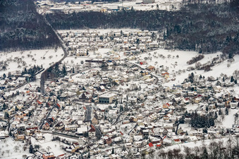 Ortsansicht aus Westen am Schwarzwaldrand im Winter bei Schnee im Ortsteil Schwann in Straubenhardt im Bundesland Baden-Württemberg, Deutschland