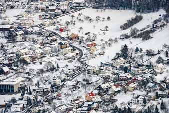 Ortsansicht aus Süden am Schwarzwaldrand im Winter bei Schnee im Ortsteil Arnbach in Neuenbürg im Bundesland Baden-Württemberg, Deutschland