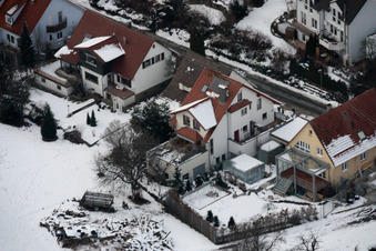 Luftbild von Mühlgasse im Winter bei Schnee im Ortsteil Gräfenhausen in Birkenfeld im Bundesland Baden-Württemberg, Deutschland