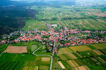 Ortschaft von Süden in Oberotterbach im Bundesland Rheinland-Pfalz, Deutschland
