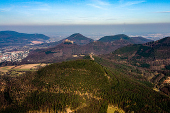 Luftaufnahme von Burg Trifels von Westen im Ortsteil Bindersbach in Annweiler am Trifels im Bundesland Rheinland-Pfalz, Deutschland