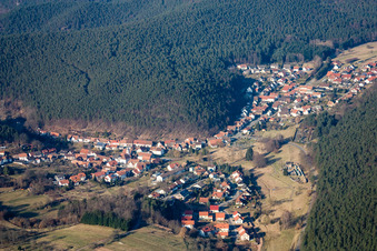 Dorf - Ansicht am Rande von landwirtschaftlichen Feldern und Nutzflächen in Spirkelbach im Bundesland Rheinland-Pfalz, Deutschland