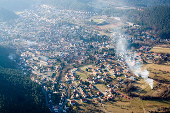 Luftbild von Dorf - Ansicht von Hauenstein, der Schuhstadt, im Bundesland Rheinland-Pfalz, Deutschland