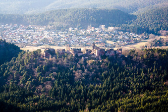 Ruine und Mauerreste der ehemaligen Burgen Tannstein, Grafendahn und Altdahn in Dahn im Bundesland Rheinland-Pfalz, Deutschland