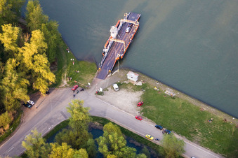 Fähr- Schiff und Anlegeplatz der Schnelllastfähre Leimersheim - Leopoldshafen am Rhein in Leimersheim im Bundesland Rheinland-Pfalz, Deutschland