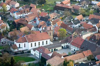 Luftaufnahme von Pfarrkirche St. Michael in Rheinzabern im Bundesland Rheinland-Pfalz, Deutschland