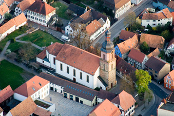 Schrägluftbild von Pfarrkirche St. Michael in Rheinzabern im Bundesland Rheinland-Pfalz, Deutschland