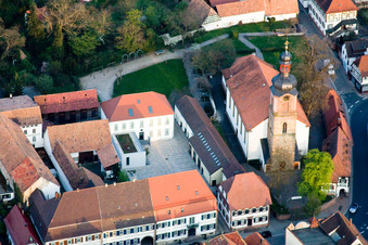 Pfarrkirche St. Michael in Rheinzabern im Bundesland Rheinland-Pfalz, Deutschland von oben