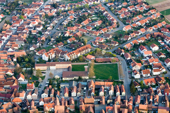 Festhalle und Grundschule in Rheinzabern im Bundesland Rheinland-Pfalz, Deutschland