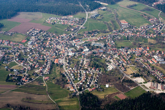 Dorf - Ansicht am Rande von landwirtschaftlichen Feldern und Nutzflächen in Schömberg im Bundesland Baden-Württemberg, Deutschland