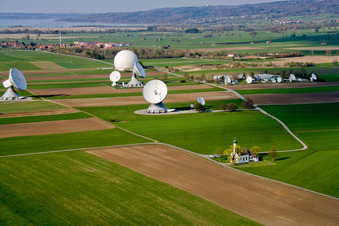 Parabolspiegel von Satellitenschüsseln der Erdfunkstelle Raisting am Hofstätterweg in Raisting im Bundesland Bayern, Deutschland