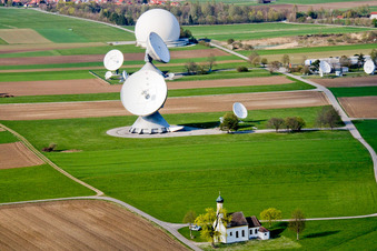 Luftbild von Parabolspiegel von Satellitenschüsseln der Erdfunkstelle Raisting am Hofstätterweg in Raisting im Bundesland Bayern, Deutschland