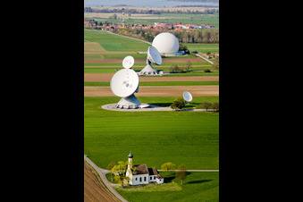 Luftaufnahme von Parabolspiegel von Satellitenschüsseln der Erdfunkstelle Raisting am Hofstätterweg in Raisting im Bundesland Bayern, Deutschland