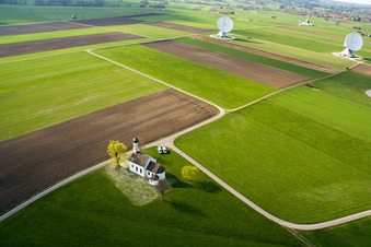 Schrägluftbild von Parabolspiegel von Satellitenschüsseln der Erdfunkstelle Raisting am Hofstätterweg in Raisting im Bundesland Bayern, Deutschland