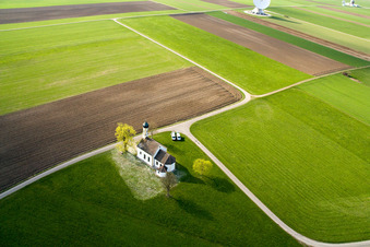 Luftbild von Kapelle St. Johannes der Täufer in Raisting im Bundesland Bayern, Deutschland