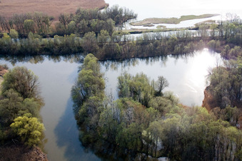Luftaufnahme von Zuflusse der Ammer in den Ammersee im Bundesland Bayern, Deutschland