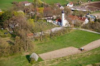 Grabreihen auf dem Gelände des Friedhofes an der Kirche in Pähl im Ortsteil Mitterfischen im Bundesland Bayern, Deutschland