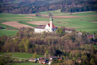 Gebäudekomplex des Klosters Andechs im Ortsteil Erling in Andechs im Bundesland Bayern, Deutschland