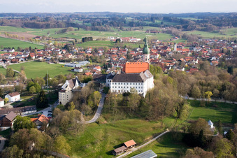 Luftbild von Gebäudekomplex des Klosters und der Brauerei an der Bergstraße in Andechs im Ortsteil Erling im Bundesland Bayern, Deutschland