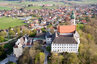 Benediktinerkloster Andechs,, Kirche und mittelalterlicher Wallfahrtsort in erhöhter Lage, mit Brauerei und Biergarten im Bundesland Bayern, Deutschland