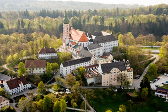 Luftaufnahme von Gebäudekomplex des Klosters und der Brauerei an der Bergstraße in Andechs im Ortsteil Erling im Bundesland Bayern, Deutschland