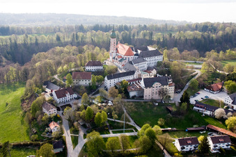 Benediktinerkloster Andechs,, Kirche und mittelalterlicher Wallfahrtsort in erhöhter Lage, mit Brauerei und Biergarten im Ortsteil Erling im Bundesland Bayern, Deutschland
