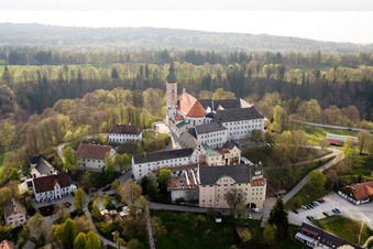 Luftbild von Benediktinerkloster Andechs,, Kirche und mittelalterlicher Wallfahrtsort in erhöhter Lage, mit Brauerei und Biergarten im Ortsteil Erling im Bundesland Bayern, Deutschland