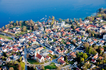 Ortskern am Uferbereich des Starnberger See in Tutzing im Bundesland Bayern, Deutschland