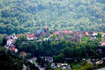 Ruine und Mauerreste der ehemaligen Burganlage und Feste Neuleiningen in Neuleiningen im Bundesland Rheinland-Pfalz, Deutschland