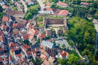 Luftbild von Ruine und Mauerreste der ehemaligen Burganlage und Feste Neuleiningen in Neuleiningen im Bundesland Rheinland-Pfalz, Deutschland