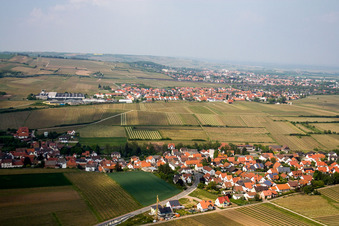 Kleinkarlbach von Süden im Bundesland Rheinland-Pfalz, Deutschland