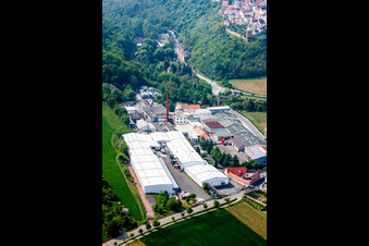Luftbild von Gebäude und Produktionshallen auf dem Werksgelände des Chemieproduzenten Gechem GmbH & Co KG im Ortsteil Neuleiningen-Tal in Kleinkarlbach im Bundesland Rheinland-Pfalz, Deutschland