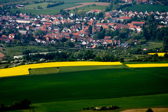 Dorf - Ansicht am Rande von landwirtschaftlichen Feldern und Nutzflächen in Ebertsheim im Bundesland Rheinland-Pfalz, Deutschland
