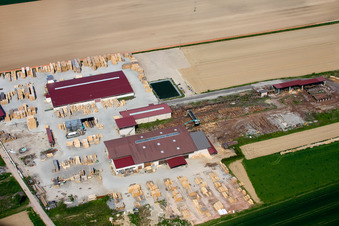 Niederrœdern im Bundesland Bas-Rhin, Frankreich von der Drohne aus gesehen