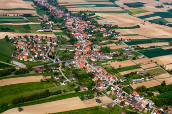 Schrägluftbild von Neewiller-près-Lauterbourg im Bundesland Bas-Rhin, Frankreich