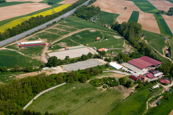 Haras de la Née in Neewiller-près-Lauterbourg im Bundesland Bas-Rhin, Frankreich aus der Luft