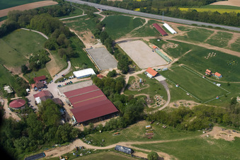 Haras de la Née in Neewiller-près-Lauterbourg im Bundesland Bas-Rhin, Frankreich aus der Vogelperspektive