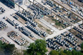 Lager mit Betonrohren der Heidelberg Materials Mineralik in Hagenbach im Bundesland Rheinland-Pfalz, Deutschland