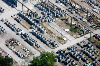 Betonrohre im Lager der 3A Beton Verwaltungs-GmbH in Hagenbach im Bundesland Rheinland-Pfalz, Deutschland