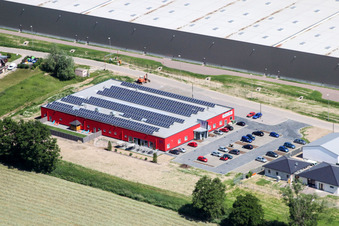 Teilnehmer des Trainings auf dem Sportgelände Bienwald Fitness im Ortsteil Gewerbegebiet Horst in Kandel im Ortsteil Minderslachen im Bundesland Rheinland-Pfalz, Deutschland