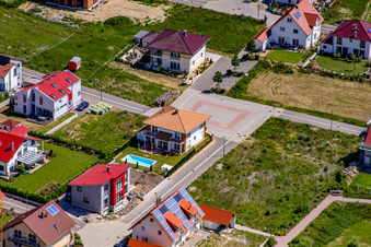Am Höhenweg in Kandel im Bundesland Rheinland-Pfalz, Deutschland von einer Drohne aus