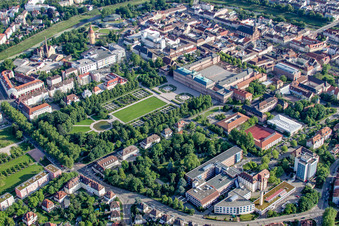 Klinikum und Schloßpark von Nordwesten in Rastatt im Bundesland Baden-Württemberg, Deutschland