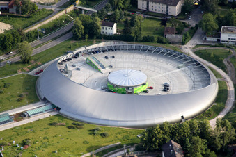 Schrägluftbild von Das Ufo ähnliche Gebäude des Einkaufszentrum Shopping Cité der ECE Centermanagement GmbH in Baden-Baden im Ortsteil Oos im Bundesland Baden-Württemberg, Deutschland