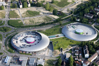 Das Ufo ähnliche Gebäude des Einkaufszentrum Shopping Cité der ECE Centermanagement GmbH in Baden-Baden im Ortsteil Oos im Bundesland Baden-Württemberg, Deutschland von oben