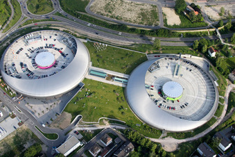 Das Ufo ähnliche Gebäude des Einkaufszentrum Shopping Cité der ECE Centermanagement GmbH in Baden-Baden im Ortsteil Oos im Bundesland Baden-Württemberg, Deutschland aus der Luft